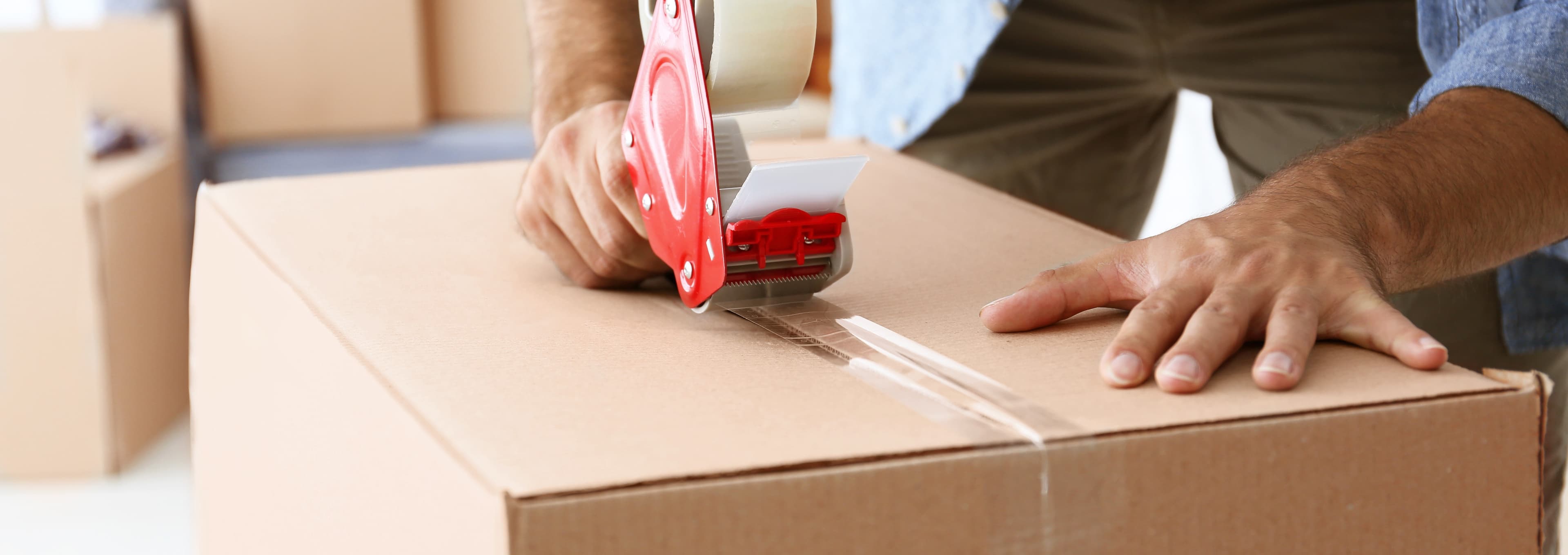 Was ist ein Erst­in­ver­kehr­bringer, Unternehmer/ Verkäufer bereitet lizenzierte Produkte für den Versand vor