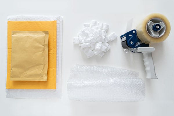 Lizenzierungspflichtiges Verpackungsmaterial vor weißem Hintergrund