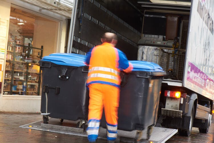 Das duale Ent­sor­gungs­sys­tem einfach erklärt, Mülltonnen werden von der Müllabfuhr ausgelehrt